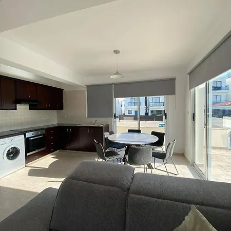 아파트 Cosy In Kato With Pool Access 파포스